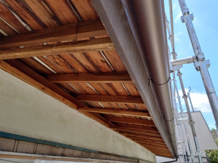 軒天雨漏り　剥がし